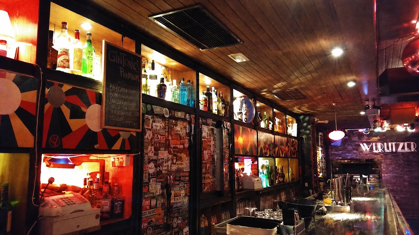 Interior del Wurlitzer Ballroom: barra, espejos y carteles de conciertos