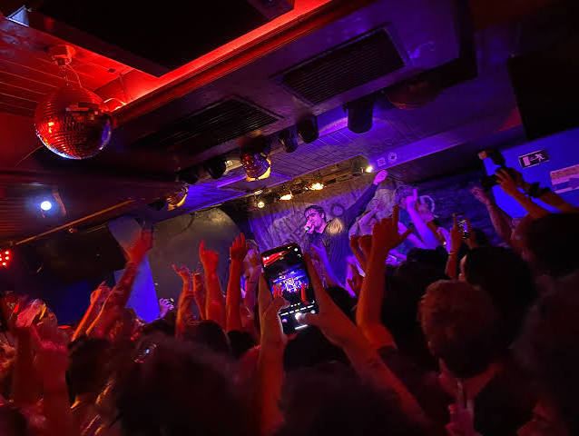Público pegado al escenario en un concierto en el Wurlitzer Ballroom de Madrid